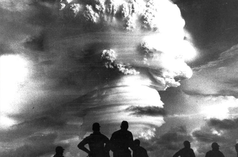 Наблюдатели на ядерном полигоне во время испытаний в 1958 году