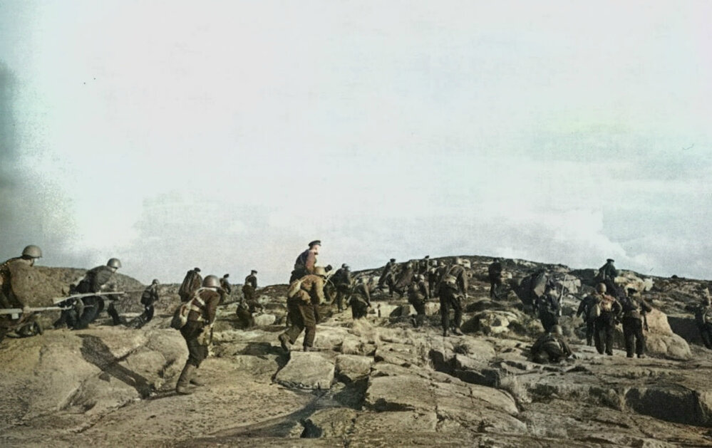 Бойцы 12-й бригады морской пехоты Северного флота в наступлении.