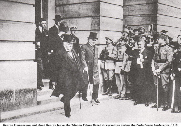 Клемансо и Ллойд-Джордж выходят после подписания Трианонского договора.
Источник: www.americanhungarianfederation.org