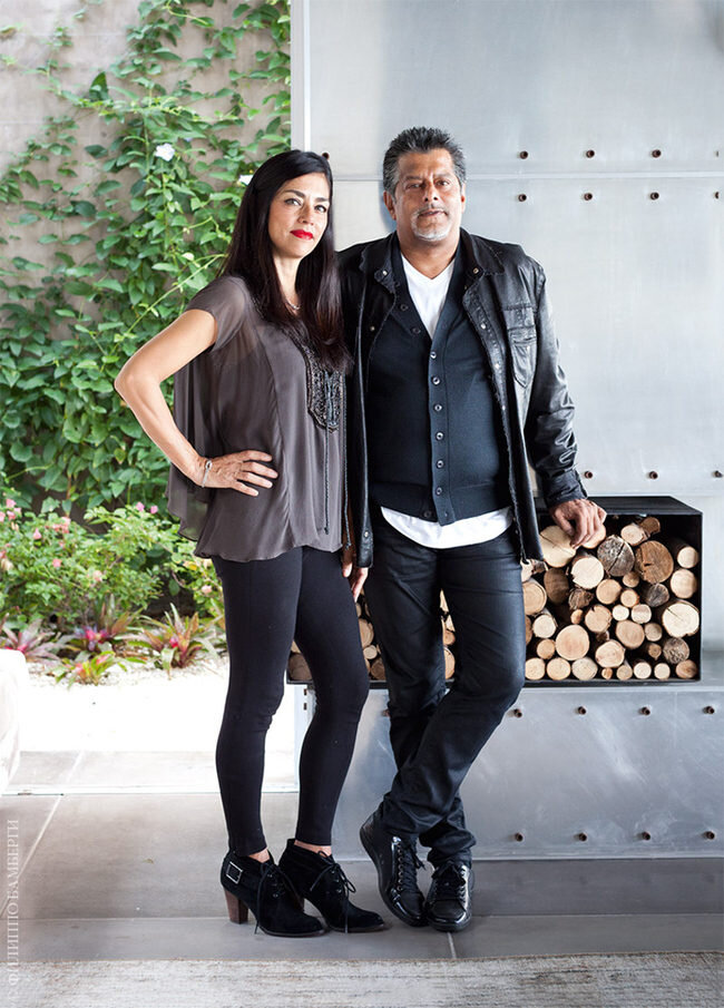 Хозяин дома с женой.