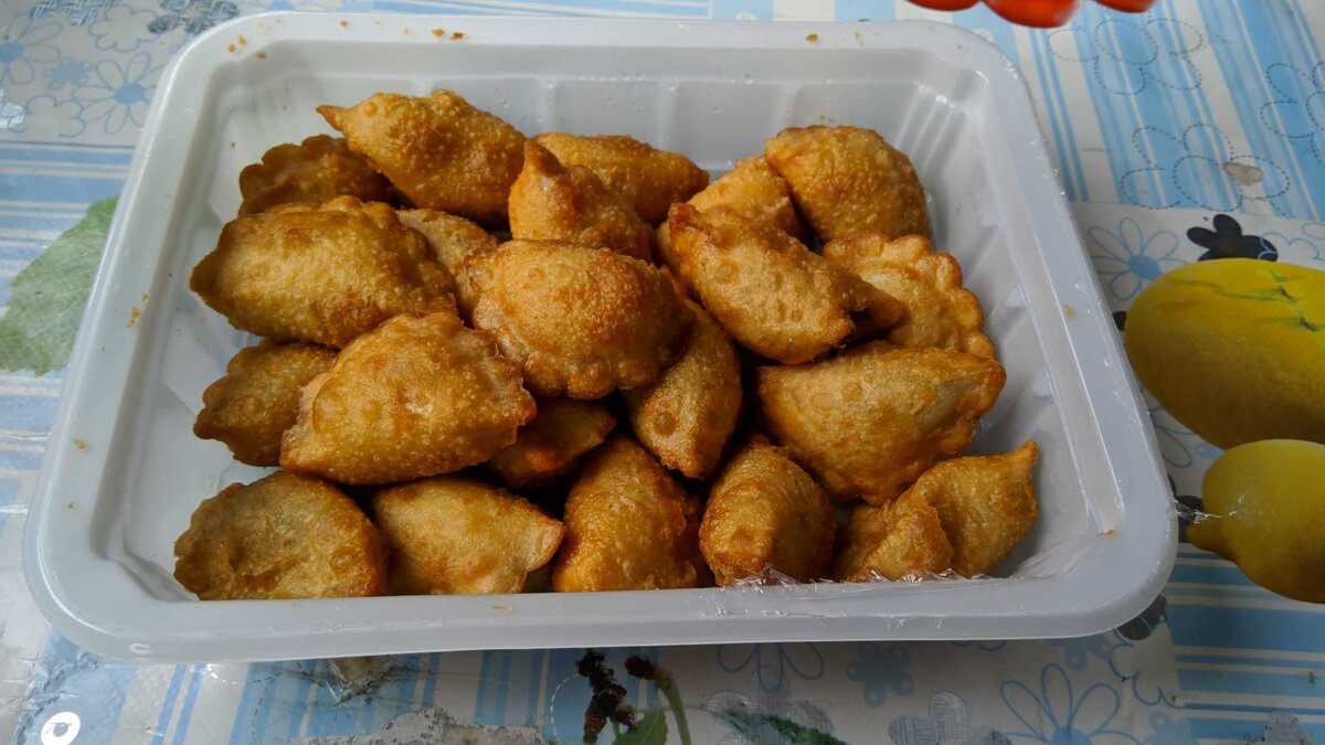 Чебупели сочные с мясом горячая штучка. Чебупели "горячая штучка" сочные с мясом 300гр. Чебупели с мясом горячая штучка 300 г. Печенье во фритюре. Чебупели сочные с мясом 300г.