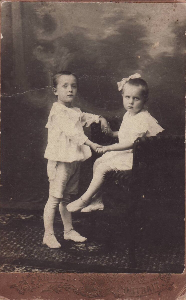 фото 1917 года из семейного архива. бабушка (справа) с родным братом Михаилом