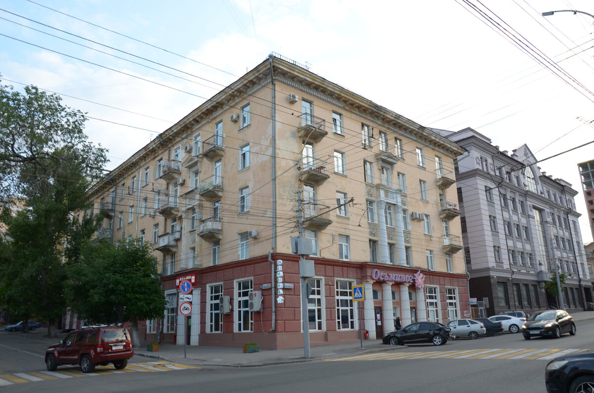 Сталинка на пересечении Некрасова и Московской. Саратов 2019