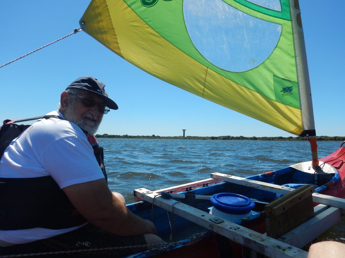 
Небольшой культурный обмен метателей России и Франции . Лично мне очень понравились французы своим гостеприимством и открытостью. Конечно мы не только метали ножи в саду нашего друга Марселя в г. Монпелье во Франции, но и говорили обо всем на свете. Марсель оказался большим любителем водных походов, туризма.. лично я позавидовал его энергии в его годы. Марсель сам сделал прекрасный катамаран под парусом, абсолютно не потопляемый, который годен не только для прогулок по спокойной воде, но и для суровых сложных походов. Собственно мы на нем и сделали небольшую пробную вылазку перед большим походом по природным достопримечательностям прекрасной Франции. 