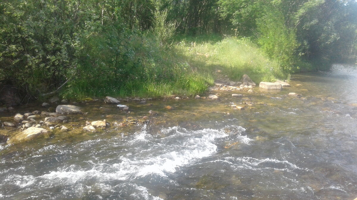 Эта от того самого озера. Течение очень шумное и достаточно сильное. Хотя и кажется, что на ту сторону легко перейти, но мы переходили, в самой широкой части. 