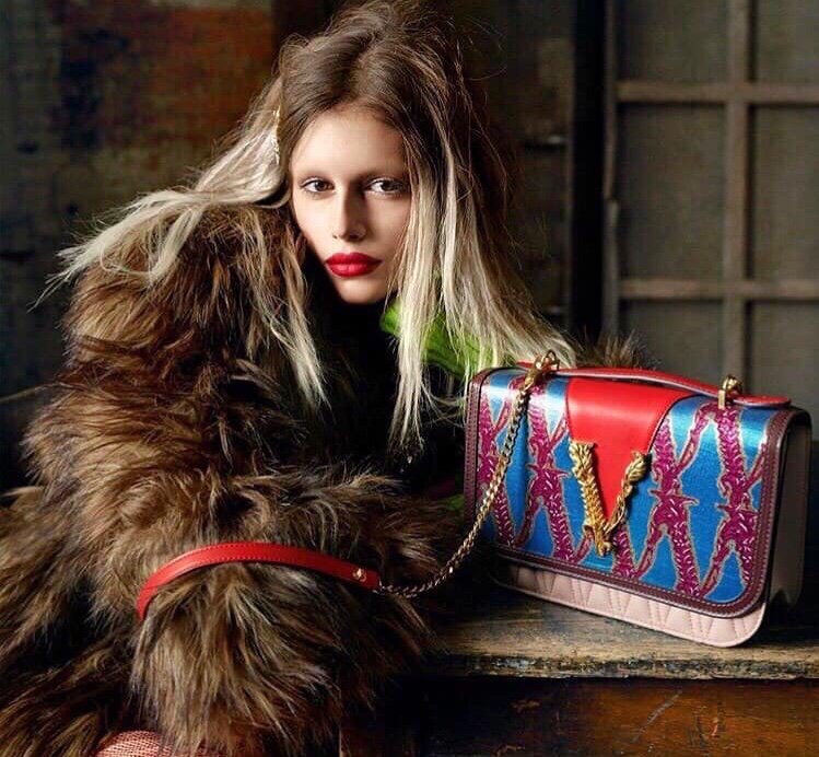 Кайя Гербер в новой рекламе Versace: сразу ее и не узнать, хотя внешность у модели очень характерная.