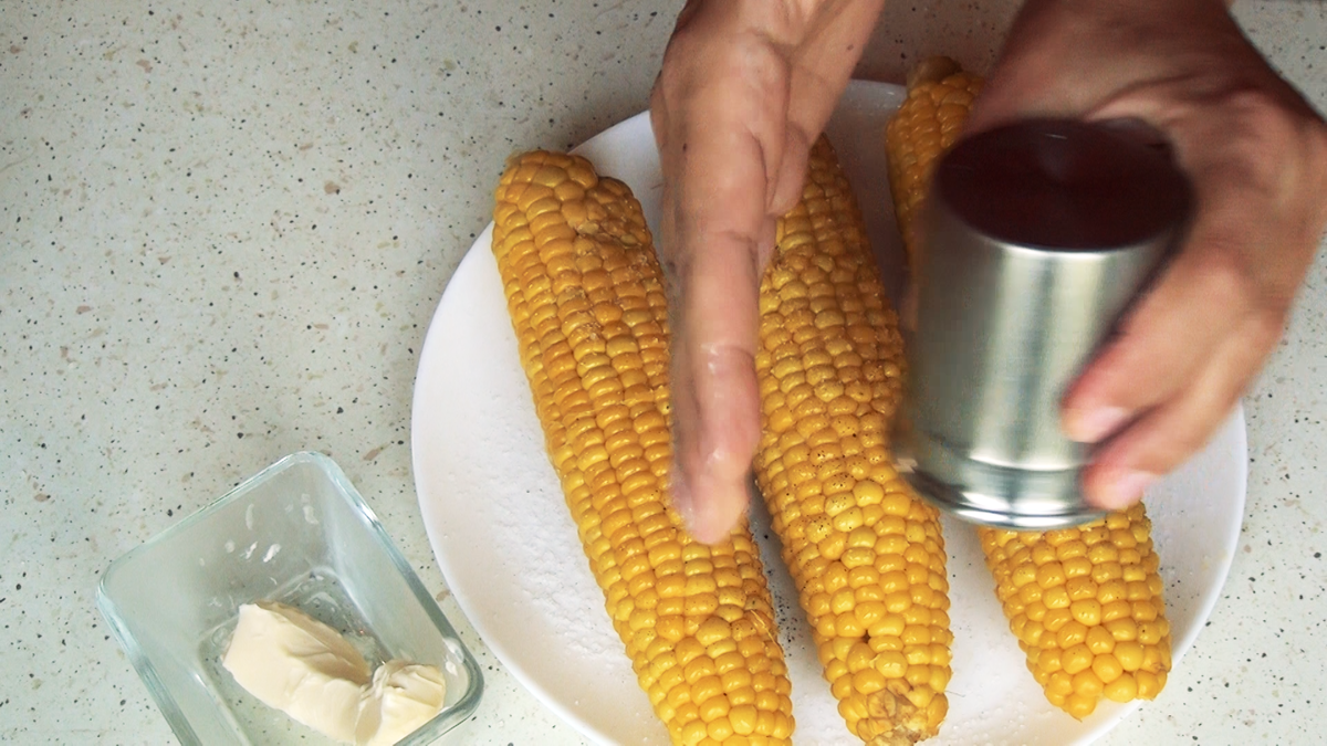 Кукуруза доле. Вареная кукуруза со сливочным маслом. Кукуруза в специях. Кукуруза вареная 1 штука. Кукуруза в вареная со специями.