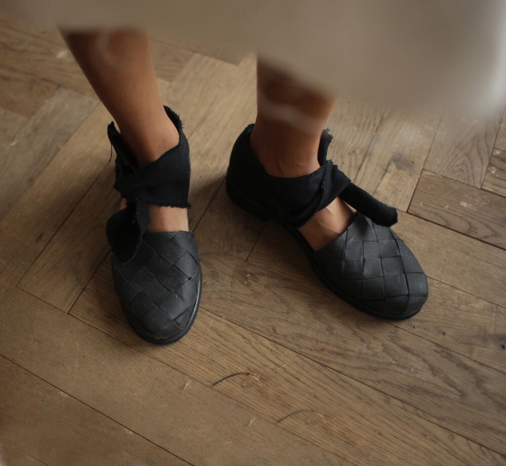 лапти кроссовки. лапти татар чабата. красные лапти бунин. лапти крестьян 17 века. обувь древних славян лапти.