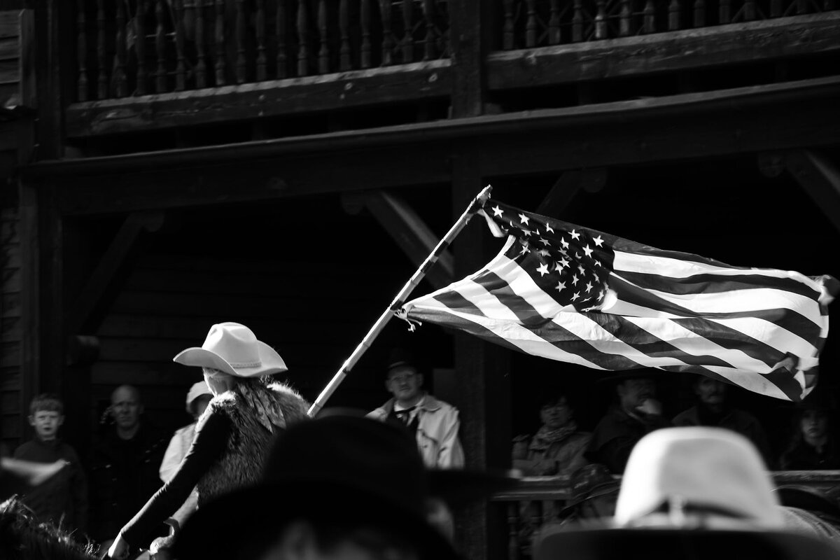 Свободная сша. U.S Flag White Black. Flag of the United of America White Black. All Black American Flag. Осень город американским флагом и джаз.