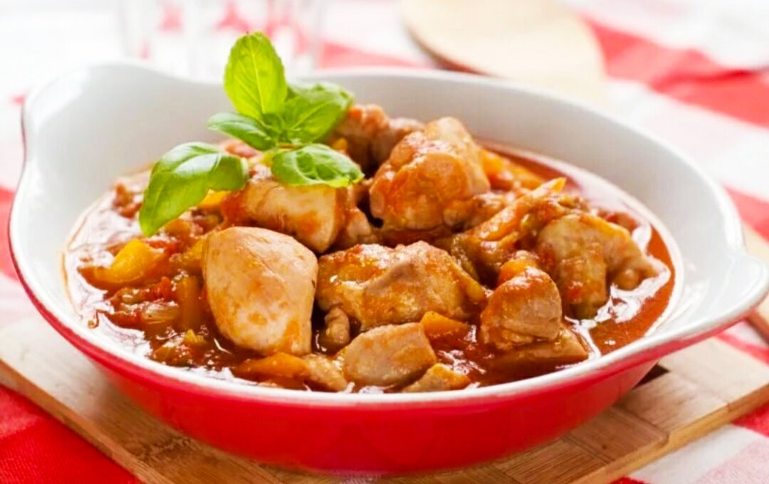 Гуляш – блюдо венгерской народной кухни, которое они готовят из разных видов мяса с овощами. Традиционно, его относят к супам, поэтому гуляш готовят с подливкой из сметаны или томатов. Сегодня я хочу рассказать Вам невероятно вкусный рецепт гуляша из курицы с подливкой по нашему семейному рецепту