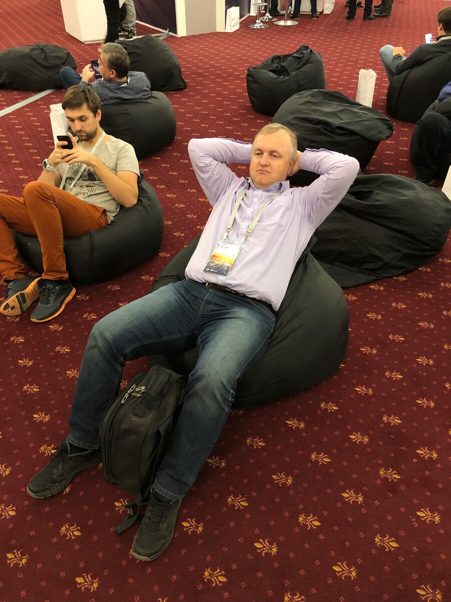 Лежу и ничего не делаю. А другие - смотрят в смартфоны ... :)