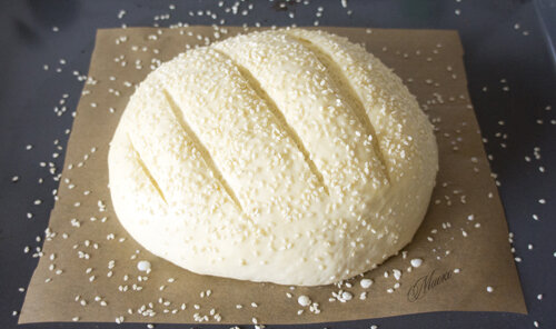 Итак,  для приготовления облачного хлеба нам понадобится всего 4 ингредиента: 3  яичных желтка и белка, низкокалорийный сливочный сыр (можно взять  творог) и соль. Приготовление: хорошенечко взбиваем яичные белки.  Отдельно смешиваем желтки и сыр, добавляем немножко соли. Затем  соединяем белки и желтки, аккуратненько все перемешиваем. Далее  выкладываем полученное «тесто» небольшими порциями на противень  (положить антипригарный коврик или пекарскую бумагу). Выпекаем в духовке  около 15-20 минут при температуре 150 градусов.