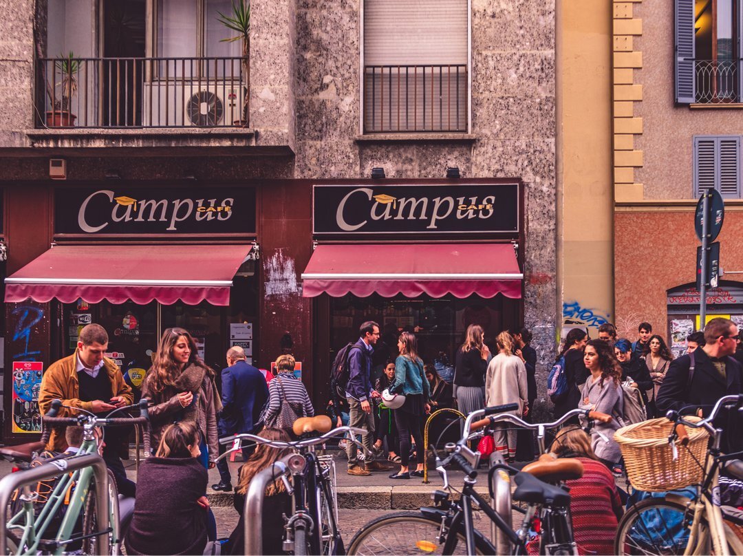 Фото: университетская улочка в Милане, Италия