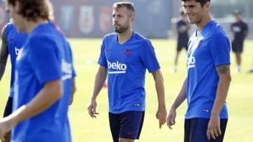 Фото: fcbarcelona.com«Барселона» опубликовала видео с нарезкой лучших голов на тренировке за август. Тут и Гризманн кладет мяч с правой ноги прямо в паутинку, и Альба расстреливает тер Штегена ударом с лету, а также другие голы на любой вкус.

