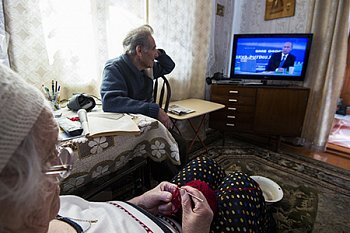 Так, за вязанием, омской пенсионерке и её мужу легче слушать президен- та и отгонять грустные мысли – ведь надежда на лучшее живаФото: АЛЕКСЕЙ МАЛЬГАВКО / РИА НОВОСТИ