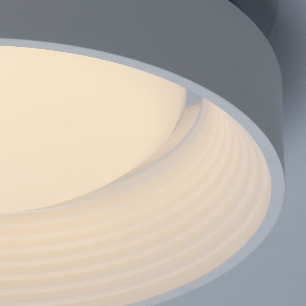 Корпус светильника выполнен из металла и окрашен в белый цвет. Плафон  из белого матового акрила. Светильник декорирован отделкой цвета хрома