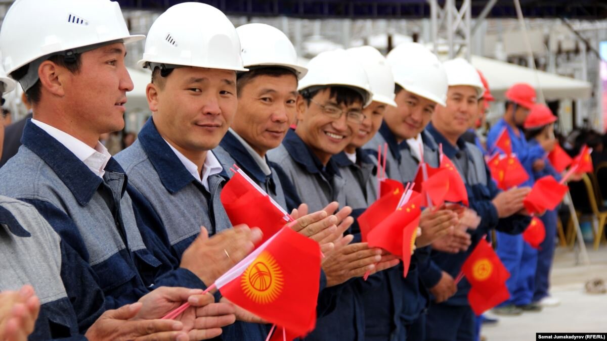 Экономическая организация китая. Китайские строители. Киргиз Строитель. Китаец Строитель. Китайские предприятия в Кыргызстане.