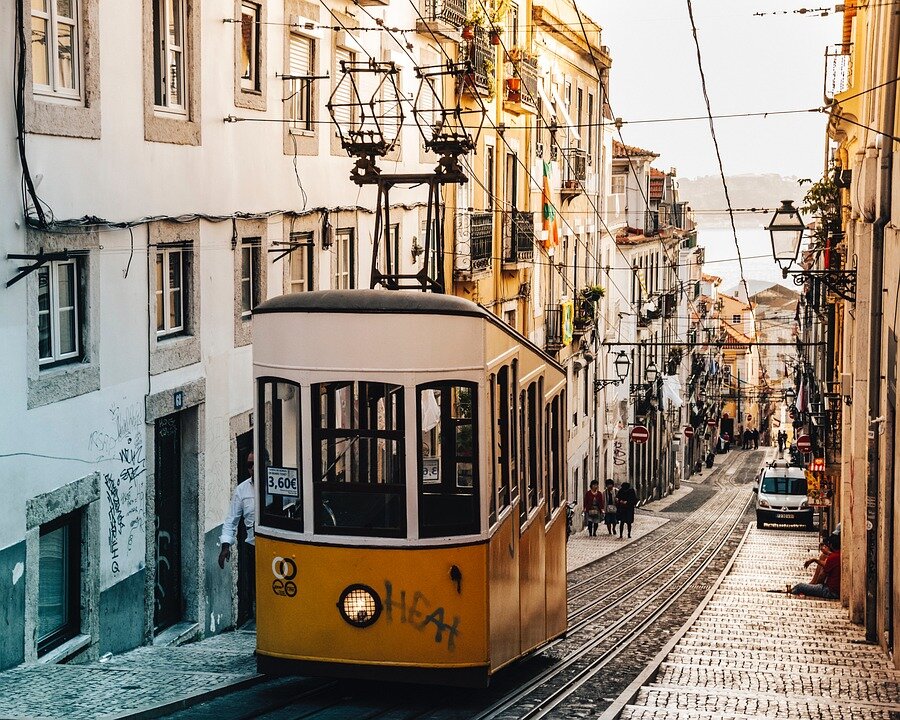 https://cdn.pixabay.com/photo/2017/04/04/22/27/trolley-2203329_960_720.jpg