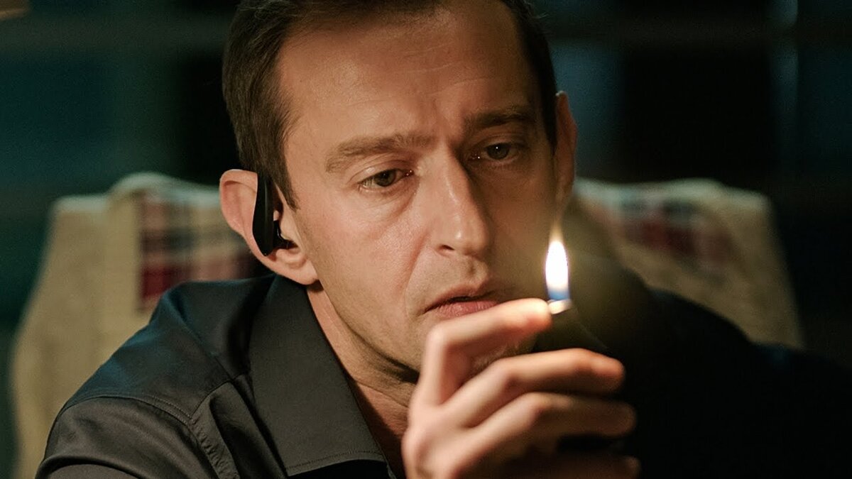 Отличный фильм, Хабенский не подкачал, сыграл уверенно и интересно, сюжет классный и интригующий, загадки, драматика, всё что надо.    Артур — мастер своего дела. Работая только с крупными должниками, он находит всю их подноготную и эффективно использует против них. Он никогда не прибегает к банальным методам, его конек — психологическая атака. Артур умеет виртуозно перевоплощаться, сбивать с толку, выводить из равновесия, и так допекать своих клиентов, что они готовы вернуть все, только бы никогда больше не слышать его голос. Но однажды Артур сам становится мишенью: в сети появляется скандальное видео с его участием, и от него мгновенно отворачиваются друзья и коллеги. Под угрозой оказывается не только его репутация, но и жизнь… Теперь у коллектора есть всего одна ночь чтобы найти того, кто загнал его в угол.