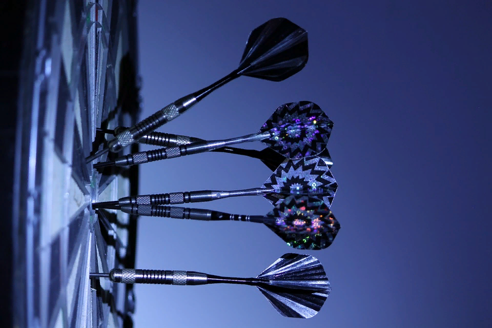 https://cdn.pixabay.com/photo/2013/04/12/06/03/darts-102919_960_720.jpg