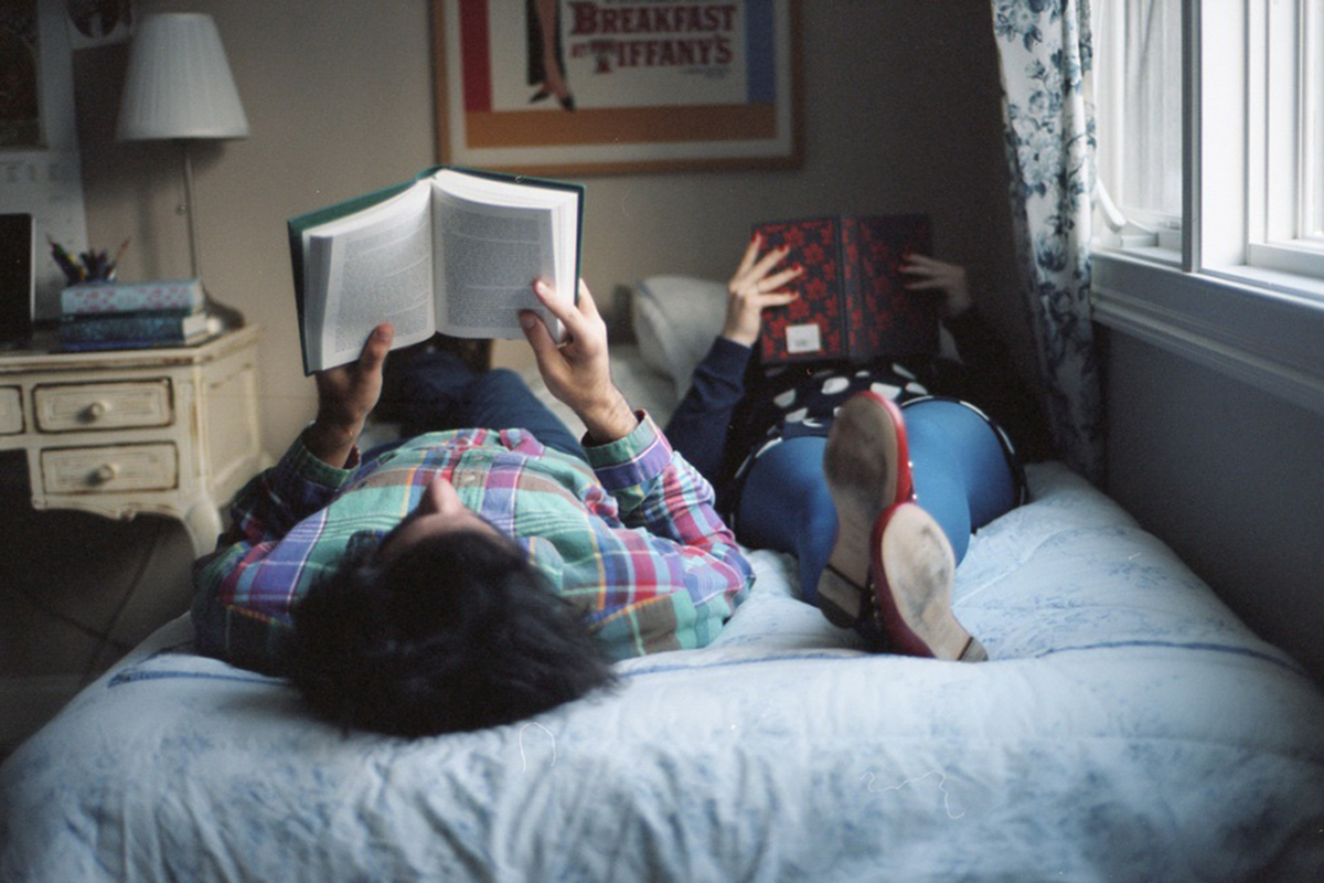 Читать ты я постель сейчас же. Парень и девушка читают. Чтение в кровати. Парень уснул с книгой. Книга в кровати парень.