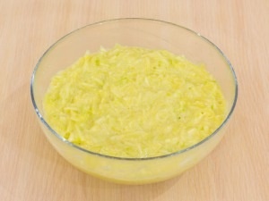 Шаг 1. Помыть  и очистить от кожуры кабачки. Взять терку и перетереть все. Добавить  соль и оставить на минут 10. Потом вылить лишнюю жидкость. Смешать в  полученную жидкость яички, муку, специи, чеснок и зелень. 
