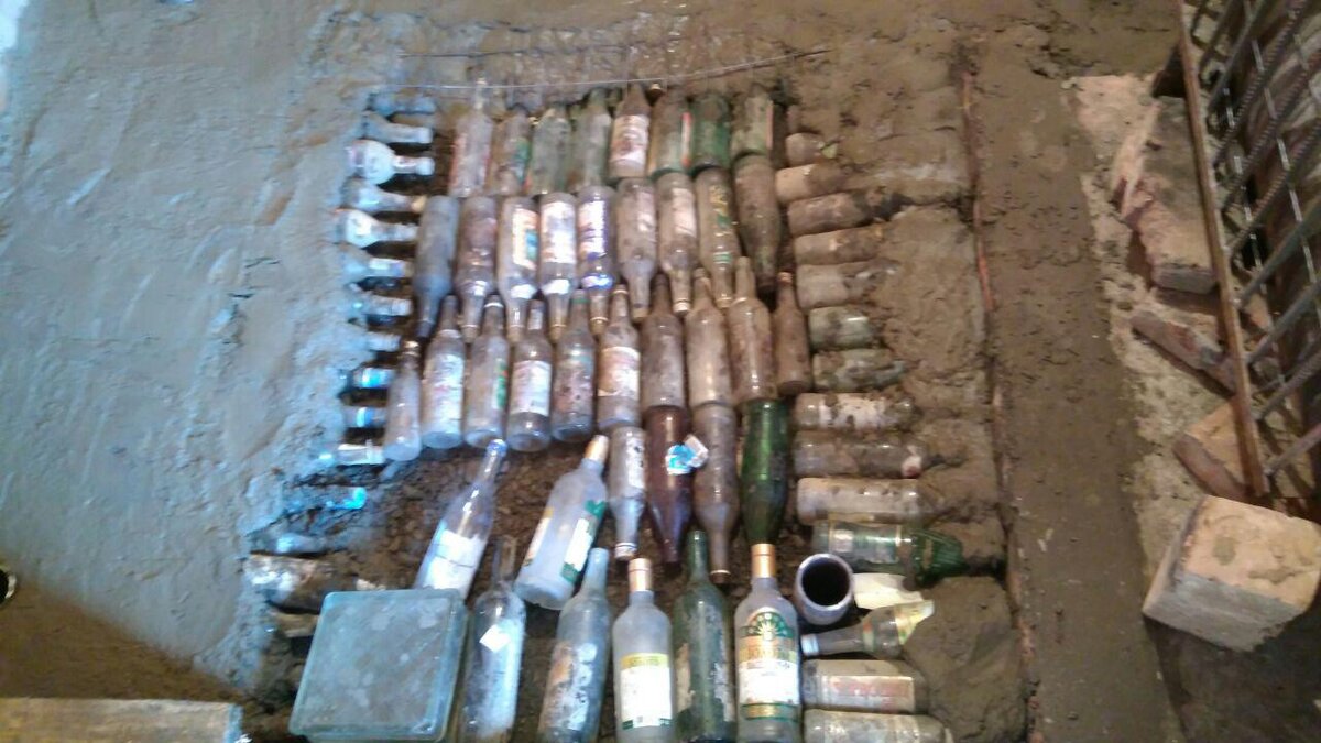 осталось доложить пару бутылок и закатать в раствор..