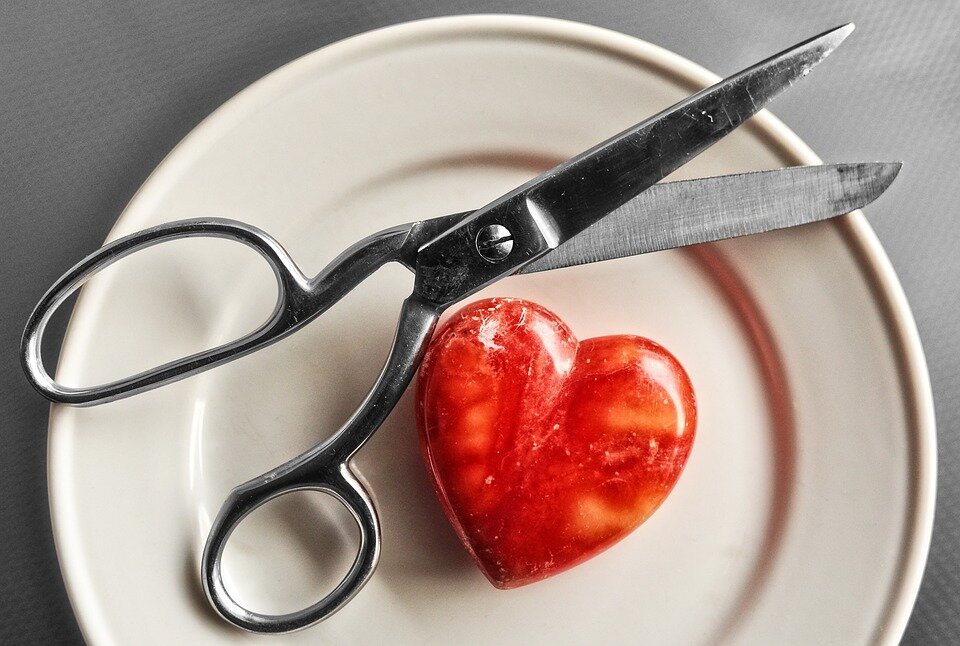 Режет по сердцу любовь. Органы на тарелке. Ножницы режут сердце.