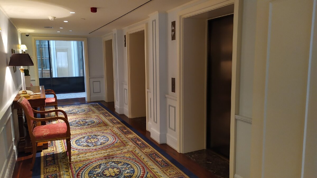 Лифтовый холл отеля Four Seasons