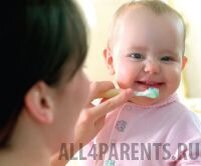 Как чистить зубы ребенку до 1 года