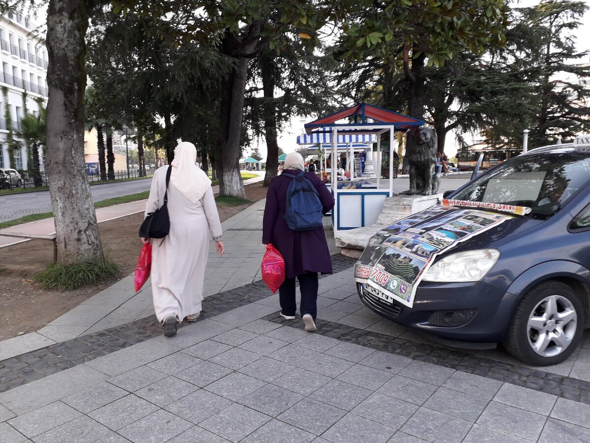 Просто женщины.