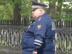 Фото из открытых источников. Как он в патрульный автомобиль убирается?