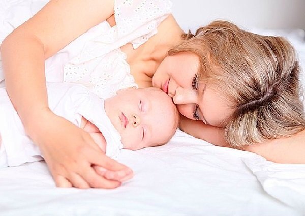 Второй причиной ухудшения памяти после родов являются защитные механизмы, которые вырабатывались на протяжении многих лет. Женский мозг в послеродовой период занять одной задачей – обеспечить благополучие и комфорт своему ребенку. Это на уровне инстинктов, поэтому противиться данному явлению просто невозможно. Все остальное – это просто отвлекающие факторы, которые на самом деле не являются важными. Поэтому, матушка-природа позаботилась о том, чтобы оградить внимание женщины от лишней информации и переживаний. Все происходящее не запоминается так ярко, мозг женщины не перегружен лишними деталями, и она может максимально концентрироваться на своем малыше. Вопреки распространенному заблуждению, мозг женщины не является многозадачным, просто он намного легче переключается между процессами за счет хорошо развитого, так называемого, мозолистого тела, которое являет собой связь между двумя полушариями. У мужчин эта часть мозга развита гораздо слабее.