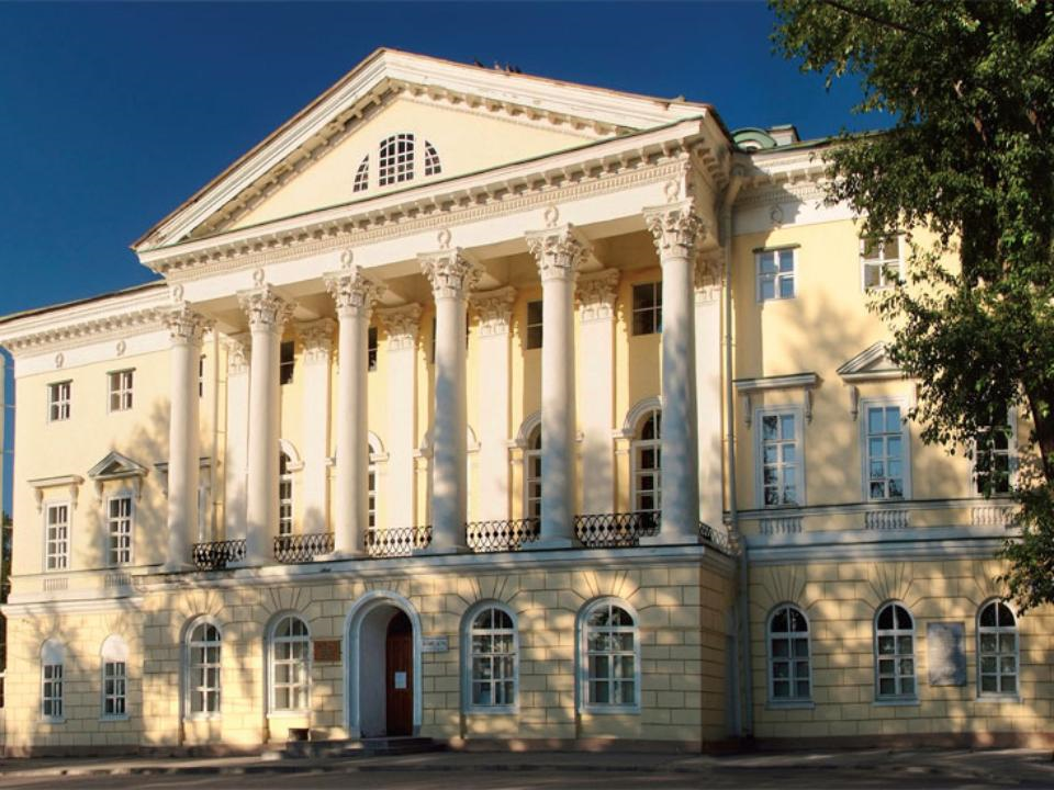 White university. Белый дом Иркутск. Научная библиотека ИГУ белый дом Иркутск. Дом генерал-губернатора Иркутск. Иркутск белый дом архитектура.
