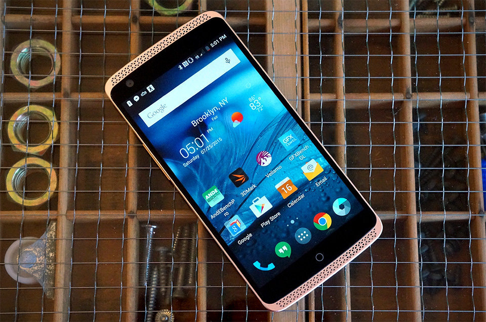 [caption id="attachment_93979" align="alignnone" width="960"] ZTE Axon. Фото: Engadget[/caption]