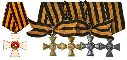 На фото слева офицерский Георгиевский крест (орден Св. Георгия).  Справа - полный Георгиевский бант солдатского Георгиевского креста (знака отличия Военного ордена).  Офицерский крест эмалевый.  Солдатские - металлические.