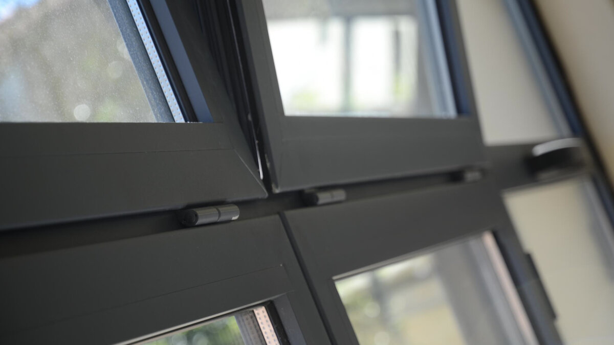 Картинку взяли с сервиса  Яндекс картинки. Алюминиевые окна.