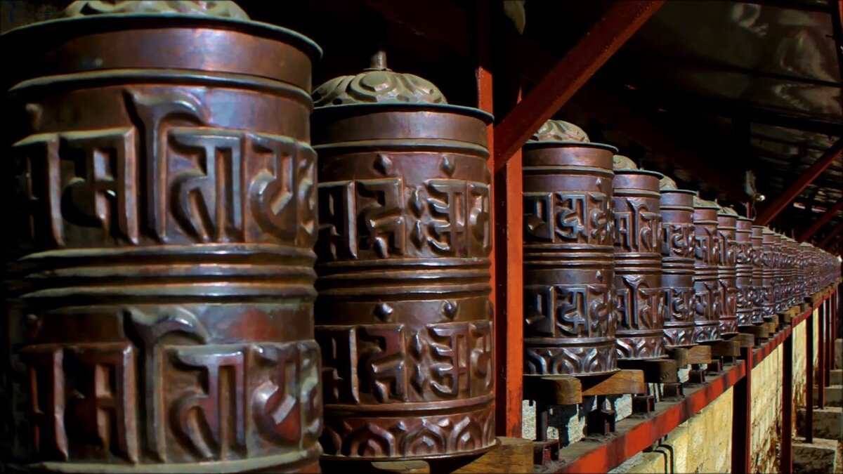 Этот раздел создан как рекомендация к практикам, о которых я говорил ранее. Неотъемлемая часть жизни буддиста - постоянная практика. Вы спросите:" Я сижу в автобусе по дороге на работу, какая практика у меня может быть, если даже у меня нет с собой чёток?" Буддизм - учение, для которого не важно ваше местонахождение, а главное - он учит нас освобождению от страданий и привязанностей. Если у вас возникает тот или иной барьер - это страдание или желание Мары, сбить вас с нужного пути просветления. Когда мы достигаем просветления, для практики нам ничего не надо. Мы осознали природу Шуньи, на этом все закончилось. Главное - то что в сердце и уме. Нам не нужны статуи, атрибутика и прочее, у нас и так все есть. Но до этого момента пройдёт много времени, я же не говорю - уберите ваджр, вы уберёте его сами, но потом. Даже если на этот шаг понадобится не одна жизнь. Сейчас я расскажу вам как практиковаться и как это делать не смотря ни на что. Для этой практики вам ничто не нужно, только сосредоточенность и желание делать это на благо всех живых существ.
1 - основная мантра  Авалокитешвары: Ом Мани Падме Хум, на благо всех живых существ. Необходимо читать утром и вечером, перед сном и после подъема.
2- мантра Зеленой Тары: Ом Таре Ту Таре Ту Ре Сууха, читайте её в сложных жизненных ситуациях и при болезнях, Зелёная Тара - один из сильнейших защитников людей в Буддизме, она вам поможет, даже если вы не будете помнить всю мантру, а только её часть.
3- мантра Будды Медицины: Ом Бекхандзе, Бекхандзе, Баха Бекхандзе, Сувулгате Сууха. Читайте её при болезнях, Будда Медицины поможет вам. Обычно, если он является Сахуюсаном человека, тот живёт очень долгую жизнь.
4- мантра Манджушри: Ом Ара Паца Нади. К этому божеству люди обращаются для успешной сдачи экзаменов или перед серьезным мыслительным процессом, чтобы он рассеял неведения.
5- мантра Ваджрарани: Ом Ваджрапани Хум Пхэт. Эта мантра рассеет ваши страхи, волнения и стресс. Словно молнией они будут разрушенны и сожжены в миг. 