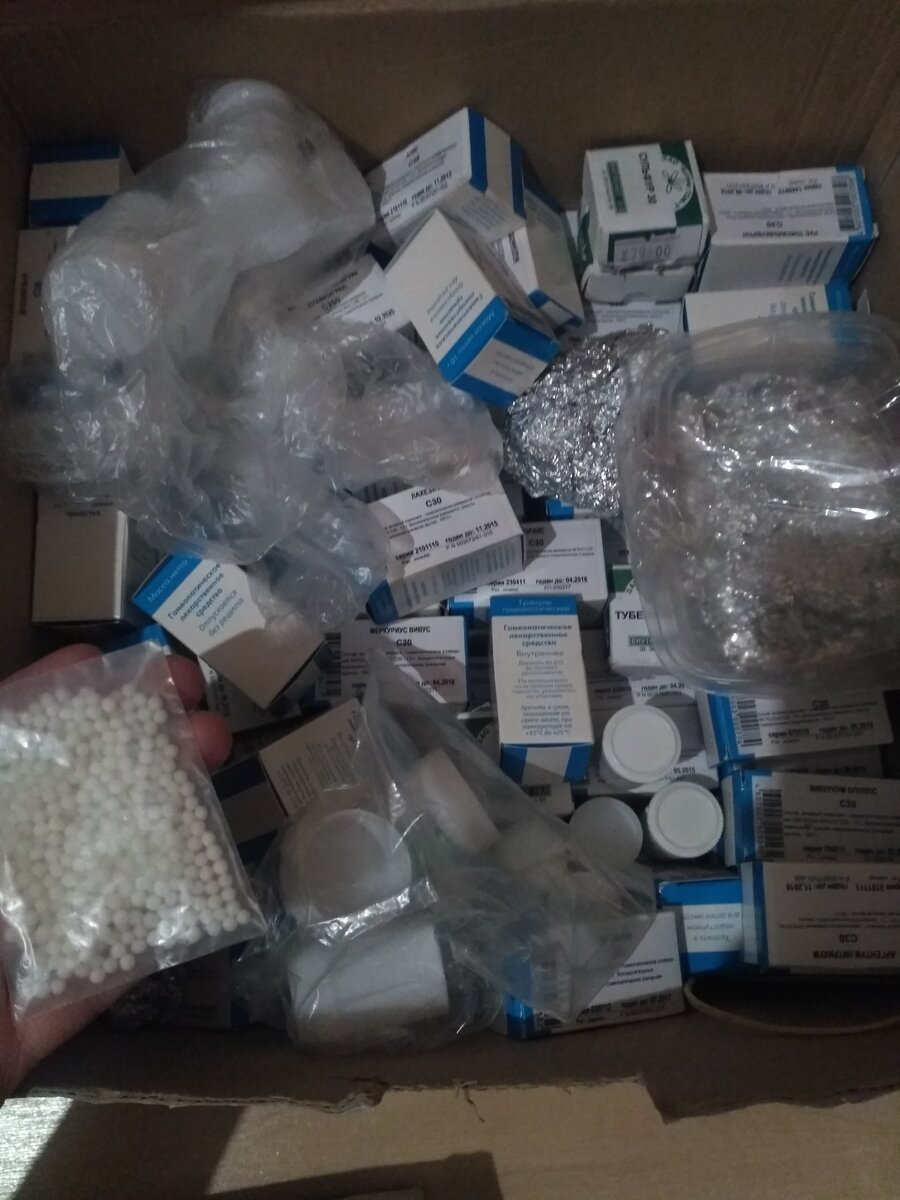 Моя домашняя аптечка гомеопатических препаратов. Так как гомеопатических аптек очень мало, рядом вообще нет, а хранятся гомеопатические препараты долго, проще держать большую аптечку.