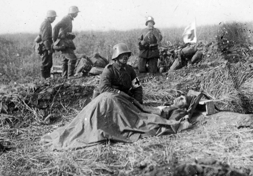 Вальтеру было всего 16 лет, когда он сражался на Сомме, его фотографии вскоре приобрели темный оттенок. Здесь он поймал момент, когда немецкий военный врач встал на колени рядом с умирающим товарищем - но он может лишь предложить утешение.
