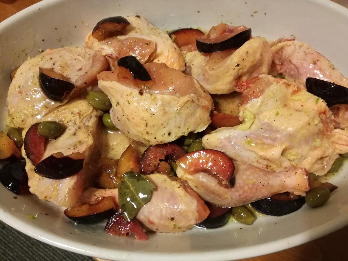 Курицу рубим на куски, головку чеснока очищаем и пропускаем через  пресс, распределяем по курице и хорошо перемешиваем со всем маринадом. Накрываем крышкой или заматываем прозрачной пленкой и убираем на ночь в холодильник
