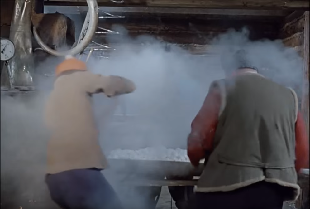 Кадр из фильма "Самогонщики"