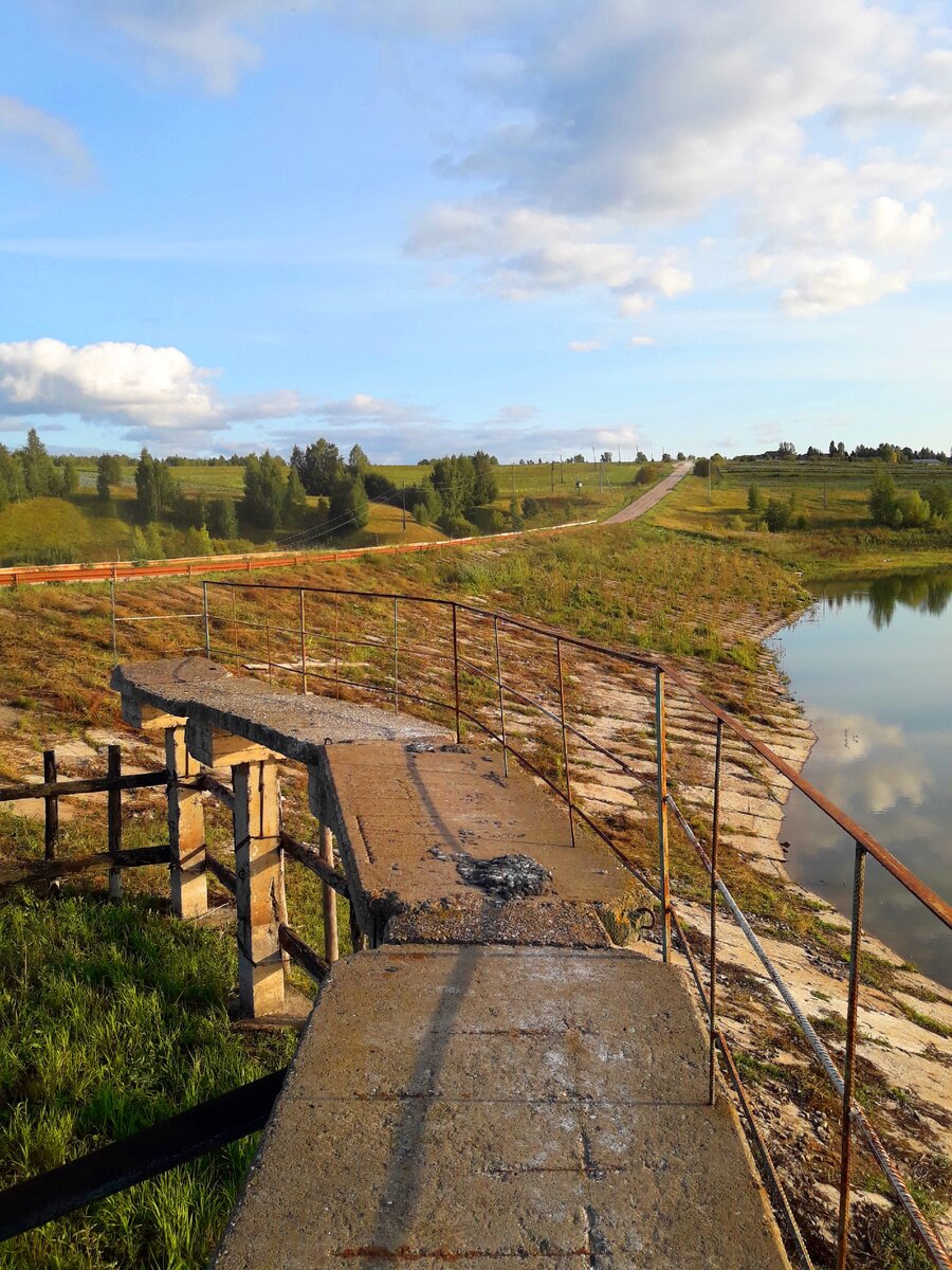 Проезжая по марийской земле увидели заброшенную конструкцию плотины, которая в советское время кормила ближайшие деревни