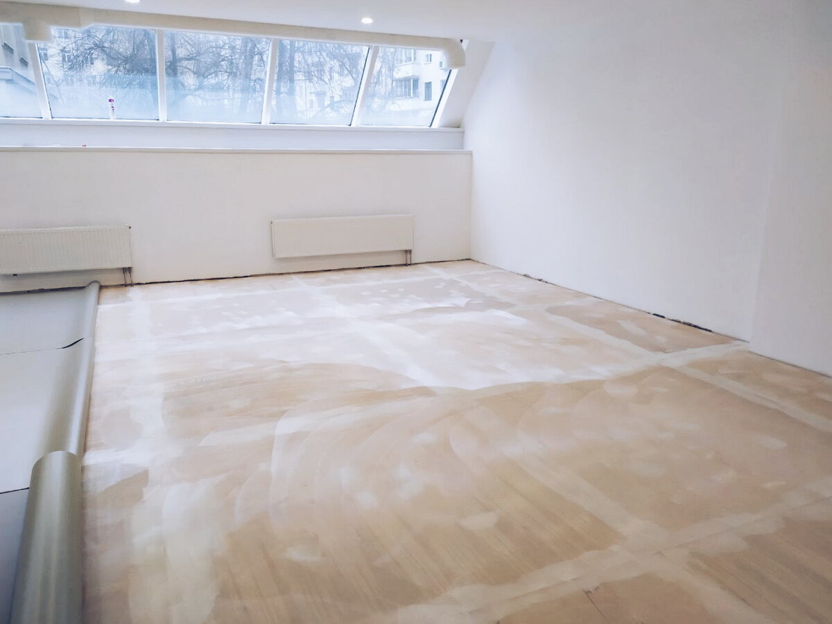 О том,как монтажники "Пол и Холл" работали над укладкой сценического линолеума