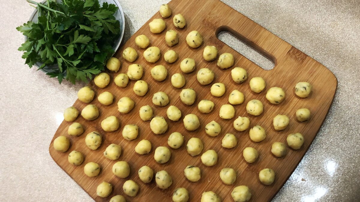 Приготовив однажды, этот вкусный суп с сырными шариками на обед, вам захочется обязательно повторить. Получается всегда вкусно!