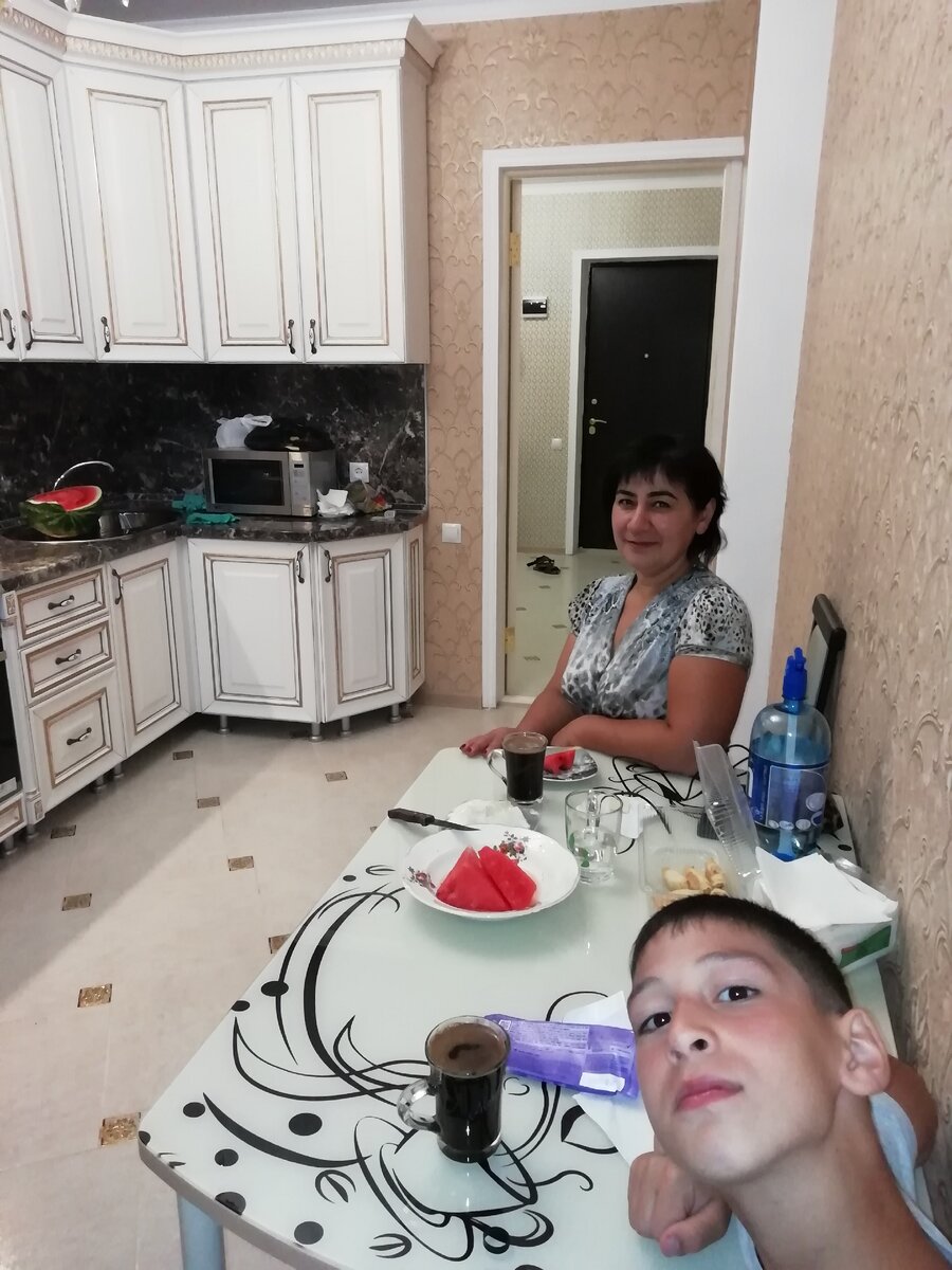 Кухня в квартире, в других помещениях ремонт и мебель не хуже 