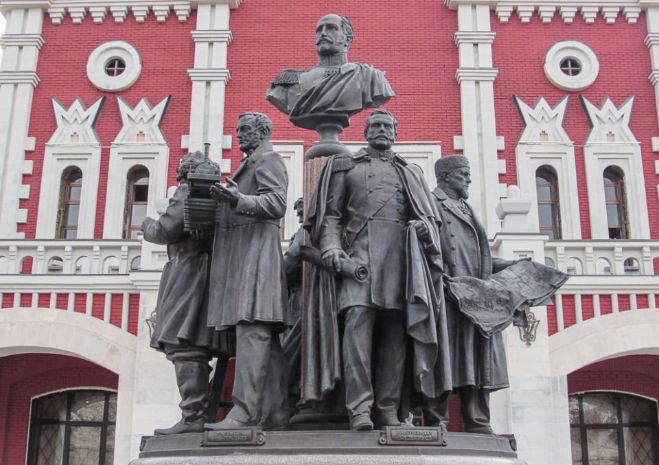 Памятник железнодорожникам на комсомольской площади в москве