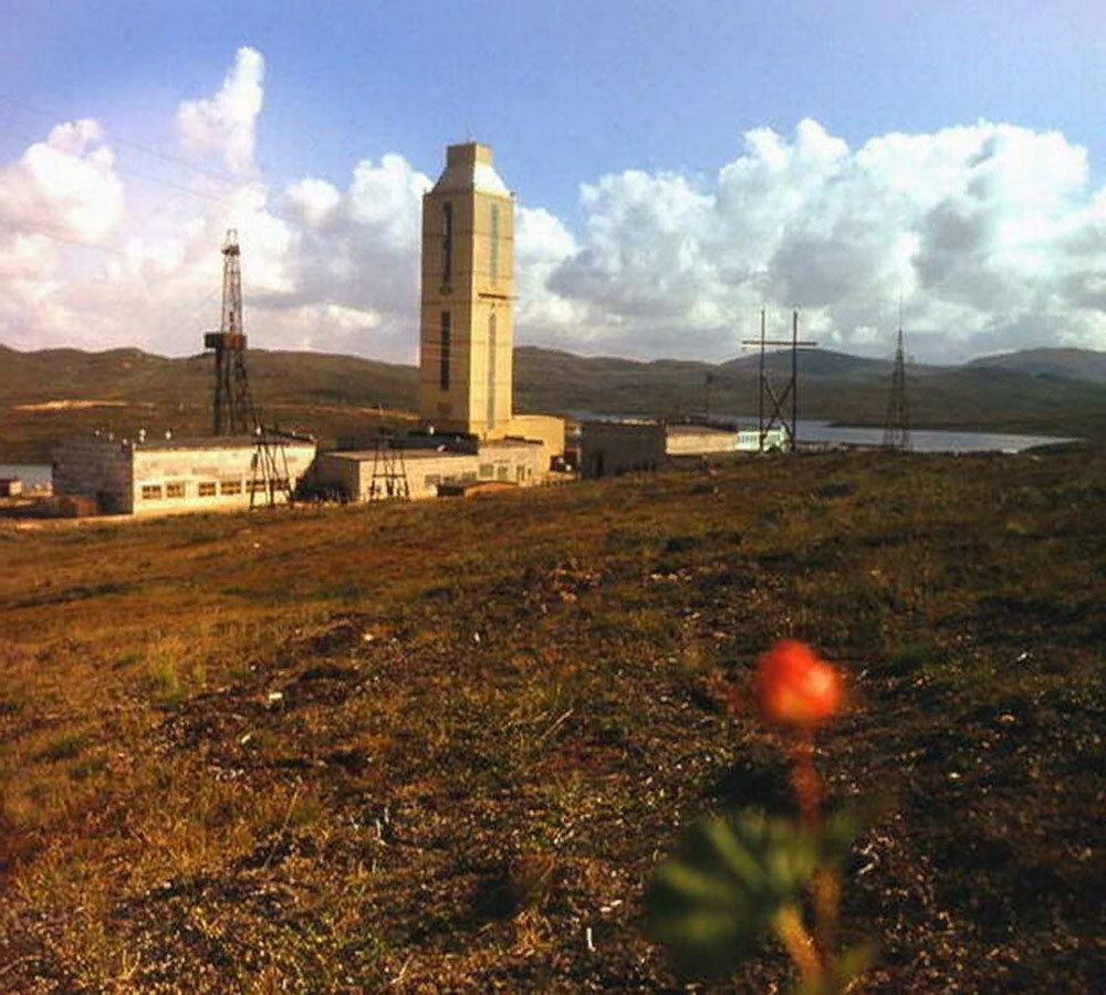 Самая глубокая скважина на кольском. Кольская сверхглубокая скважина. Кольская сверхглубокая скважина Заполярный. Кольская глубокая скважина. Кольская буровая скважина.