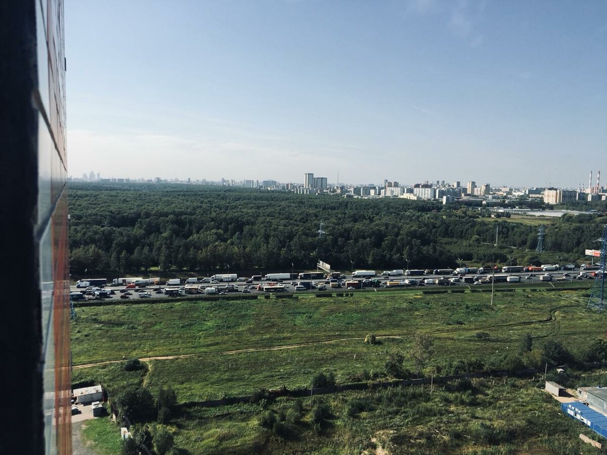 Одно окно выходит частично на МКАД