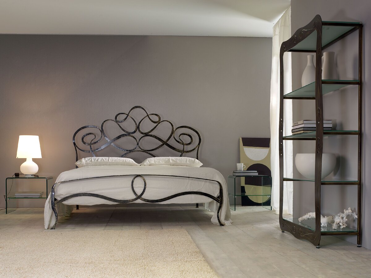 Спальня с кованой кроватью: разнообразие роскошных интерьеров